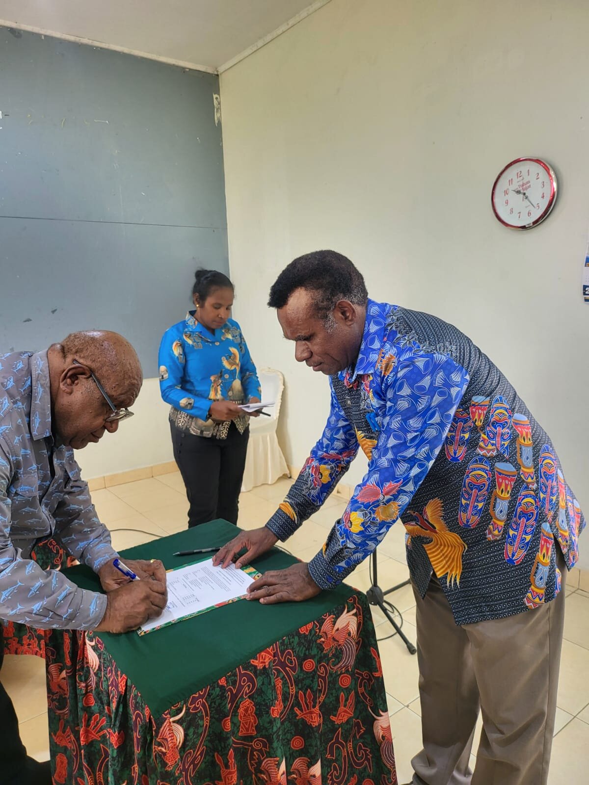 Dokumentasi koordinasi dan penandatanganan dokumen layanan di Papua Pegunungan.