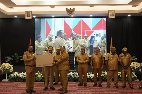 Dokumentasi Gubernur Jhon Tabo Serahkan Pendukung Perekaman Ktp-El, Percepat Layanan Dukcapil Di Papua Pegunungan