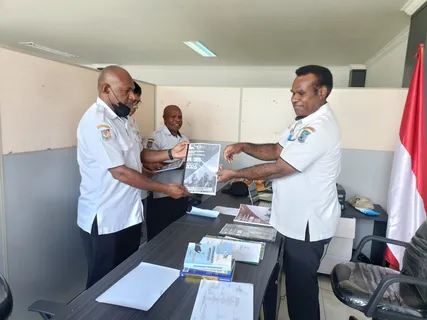 Dokumentasi Penyerahan Salinan Dpa Oleh Kepala Disdukcapil Papua Pegunungan Kepada Jajaran Bidang Dan Sekretariat