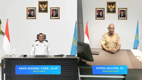 Kepala Dinas dan Sekretaris Dinas Dukcapil Provinsi Papua Pegunungan di ruang kerja.